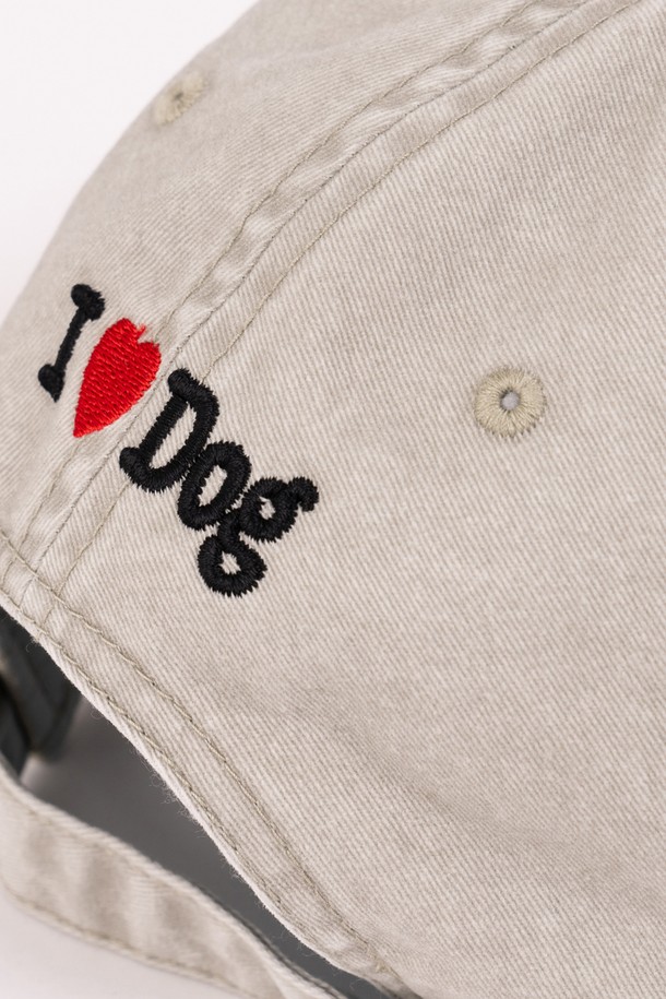 "아이러브 독 워싱 볼캡 (스톤그레이)"는 부드러운 면 소재로 제작되어 편안한 착용감을 제공합니다. 빈티지한 피그먼트 워싱 기법으로 은은한 멋을 더했으며, 귀여운 반려동물 모티브의 자수 디자인이 돋보입니다. 산책룩, 캐주얼, 미니멀 스타일 모두에 잘 어울리며, 봄, 여름, 가을 계절에 활용하기 좋습니다. 고급 자수실과 재생 섬유를 사용하여 제작하여, 퀄리티를 높였습니다. 스톤그레이 컬러는 어떤 옷에도 매치하기 용이하여 데일리 아이템으로 추천합니다.
