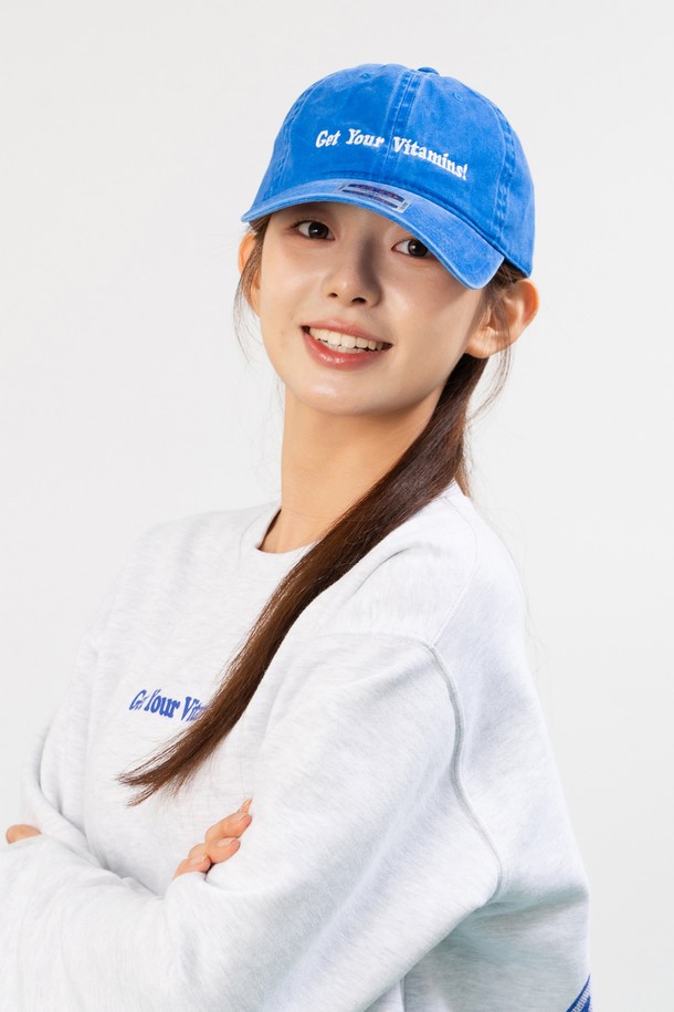 산뜻한 로얄 블루 컬러가 돋보이는 비타민 워싱 볼캡입니다. 부드러운 면 소재에 빈티지 워싱 처리하여 편안한 착용감을 선사합니다. 과일 테마 그래픽과 건강 테마 디자인의 자수 및 프린트가 특징이며, CRUDDY 콜라보레이션으로 특별함을 더했습니다. 7cm 깊이의 모자에 사이즈 조절이 가능하여 봄, 여름, 가을 어떤 계절에도, 캠핑룩이나 봄 소풍룩 등 다양한 TPO에 캐주얼, 미니멀, 스트리트 스타일로 연출하기 좋습니다.
