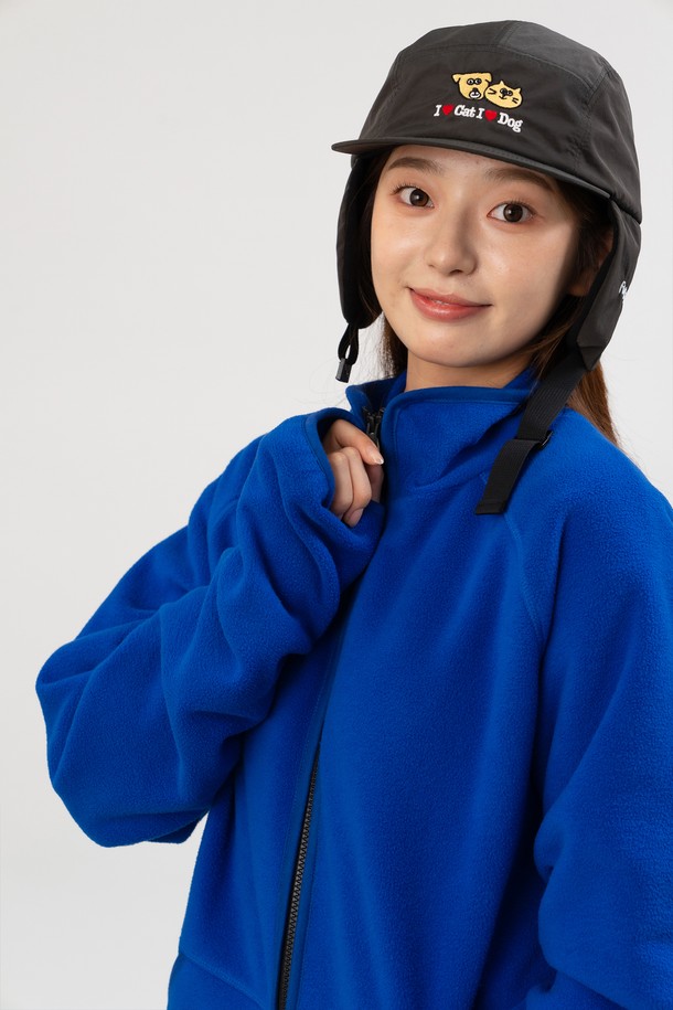 **아이러브 캣/독 귀돌이모자 (블랙)**

쌀쌀한 겨울, 당신의 산책룩을 책임질 아이러브 캣/독 귀돌이모자 (블랙)입니다. 나일론과 폴리에스테르 혼방 소재로 제작되어 부드러운 촉감과 뛰어난 보온성을 자랑합니다. 깊은 모자 깊이와 귀덮개 사이즈 확대로 더욱 따뜻하게 착용할 수 있으며, 방수 기능까지 갖춰 눈, 비 오는 날에도 안심하고 사용할 수 있습니다. 빈티지 스톤워싱 처리와 플리스 안감, 그리고 싱가포르 디자인 스튜디오 CRUDDY와의 콜라보레이션으로 디자인 완성도를 높였습니다. 캐주얼, 미니멀, 클래식 스타일의 산책룩에 매치하여 개성 있는 스타일을 연출해 보세요.
