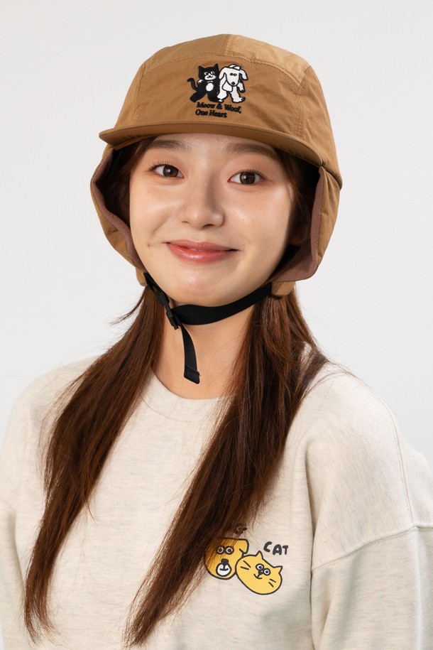 미야오 & 우프(MIAOU & OUF) 귀돌이모자 (탄)은 겨울철 추위로부터 아이들을 따뜻하게 보호해 주는 모자입니다. 부드러운 촉감의 나일론과 폴리에스테르 소재로 제작되었으며, 특히 빈티지 스톤워싱 가공과 내부 플리스 안감으로 보온성을 높였습니다. 귀를 덮는 디자인과 스트랩 디테일로 활동적인 아이들도 편안하게 착용할 수 있으며 사이즈 조절이 가능합니다. 싱가포르 디자인 스튜디오 CRUDDY와의 콜라보레이션으로 탄생한, 캐릭터 자수 패턴이 돋보이는 캐주얼하고 클래식한 디자인입니다. 산책룩, 여행룩 등 다양한 스타일에 매치하여 겨울철 스타일을 완성해보세요.
