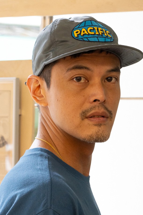 PACIFIC NYLON WIDE CAP은 해저 테마 캐릭터 디자인과 PACIFIC WITH TURTLE 그래픽 자수가 돋보이는 볼캡입니다. 나일론 소재로 제작되었으며 와이드 챙과 깊이, 스트랩 조절 기능으로 편안한 착용감을 제공하며, 일상에서 봄, 여름, 가을에 활용하기 좋습니다. 매트한 촉감과 5% 커브 챙이 특징이며, 그레이 색상으로 다양한 스타일에 잘 어울립니다.
