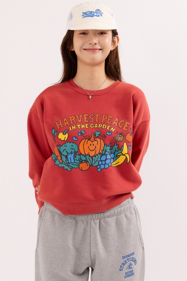 하베스트 피스 우먼 스웻 셔츠는 캐주얼하고 미니멀한 스타일을 추구하는 여성들을 위한 가을/겨울 시즌 필수 아이템입니다. 70% 면과 30% 폴리에스터 혼방 소재로 제작되어 부드러운 촉감과 두꺼운 두께감으로 따뜻하게 착용 가능합니다. 솔트 바이오 워싱 처리로 자연스러운 멋을 살렸으며, 라운드넥에 크롭 기장으로 트렌디함을 더했습니다. 레드 컬러 바탕에 로고 프린트가 돋보이며, 3중 바늘 스티치와 러버 프린트 기법으로 퀄리티를 높였습니다. 겨울 데일리룩, 집콕룩, 동네 마실룩 등 다양한 TPO에 활용하여 편안하고 스타일리시한 룩을 연출해보세요.
