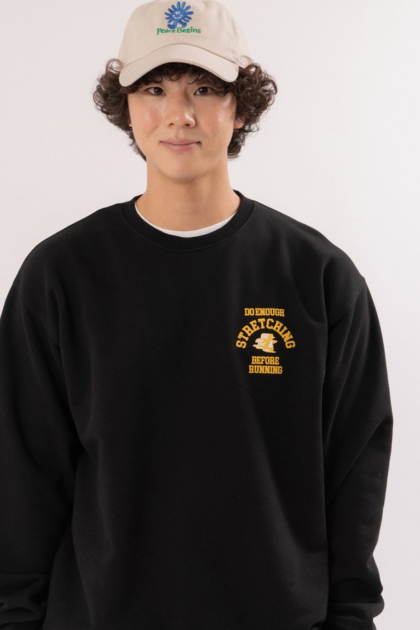 스트레칭 펭귄 스웻셔츠 (블랙)는 러닝룩과 겨울 데일리룩에 활용하기 좋은 스포티하고 캐주얼한 스타일의 상의입니다. 면과 폴리에스테르 혼방의 두꺼운 소재로 제작되어 부드러운 촉감과 흡습, 속건 기능을 제공하며 가을, 겨울 시즌에 적합합니다. 펭귄 캐릭터 디자인과 스트레칭 가이드 그래픽이 특징이며, 레귤러핏과 오버핏으로 다양한 연출이 가능합니다. 라운드넥, 긴소매 디자인에 퍼프 프린트, 러버 프린트 가공, 그리고 3침 스티치 공법으로 제작되어 내구성을 높였습니다. 남녀 모두 착용 가능하며, 일상복으로도 활용도가 높습니다.
