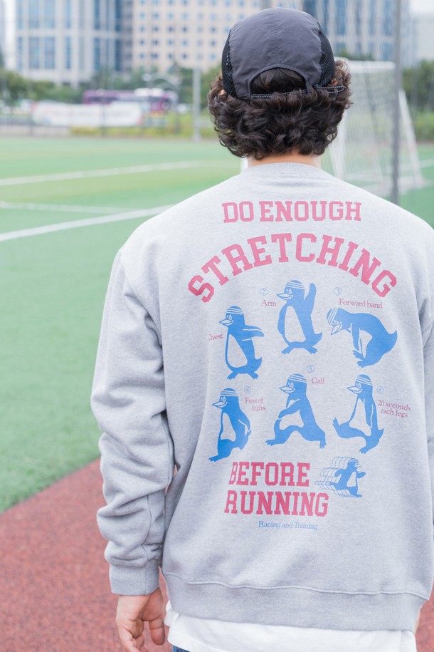 **스트레칭 펭귄 스웻셔츠 (스포츠 그레이)**는 러닝룩과 겨울 데일리룩에 모두 잘 어울리는 스포티하고 캐주얼한 스타일의 상의입니다. 면과 폴리에스테르 혼방의 두꺼운 소재로 제작되어 부드러운 촉감을 제공하며, 흡습 및 속건 기능으로 쾌적함을 유지합니다. 긴 소매와 레귤러 핏, 라운드넥 디자인으로 편안한 착용감을 선사하며, 귀여운 펭귄 캐릭터와 발포 및 라바 나염 프린팅이 특징입니다. 이 제품은 여성 및 남성 모두 착용 가능하며, THREE-NEEDLE STITCH 봉제로 튼튼하게 제작되었습니다.
