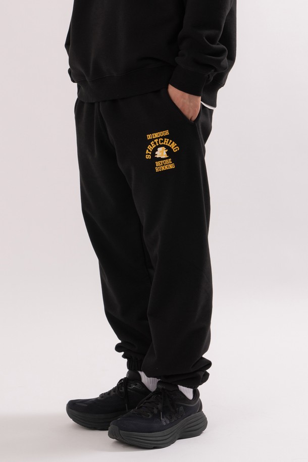 스트레칭 펭귄 스웻팬츠 (블랙)는 스포티, 캐주얼, 미니멀 스타일을 추구하는 남녀 모두를 위한 스웻팬츠입니다. 면과 폴리에스테르 혼방 소재로 제작되어 부드러운 촉감과 두꺼운 두께감을 자랑하며, 봄, 가을, 겨울 계절에 적합합니다. 펭귄 그래픽 디자인과 루즈핏으로 편안함과 개성을 동시에 잡았으며, 러닝룩, 집콕룩, 겨울 데일리룩 등 다양한 TPO에 활용할 수 있습니다. 3중 바늘 스티치 공법과 러버, 퍼프 프린팅으로 디테일을 더했으며, 허리 밴딩 처리로 편안한 착용감을 제공합니다. 긴 기장의 루즈핏으로 활동성을 높였습니다.
