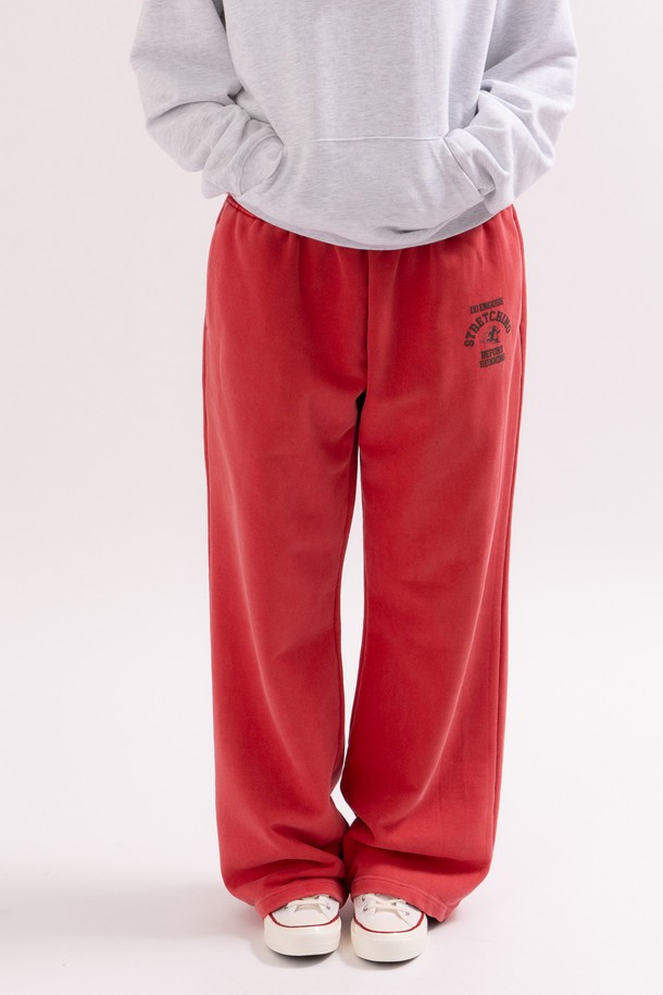 레드 컬러의 스트레칭 펭귄 우먼 스웻팬츠는 면과 폴리에스테르 혼방 소재로 제작되어 부드러운 촉감을 선사하며, 흡습 및 속건 기능으로 쾌적한 착용감을 제공합니다. 밴딩 처리된 허리와 THREE-NEEDLE STITCH 공법, 러버/퍼프 프린트, 피그먼트 워싱 등의 디테일이 돋보이는 스포티 & 캐주얼 스타일로, 운동, 일상, 집콕 등 다양한 TPO에 활용하기 좋습니다. 편안함과 스타일을 모두 갖춘 이 팬츠는 사계절 내내 활용 가능한 실용적인 아이템입니다.
