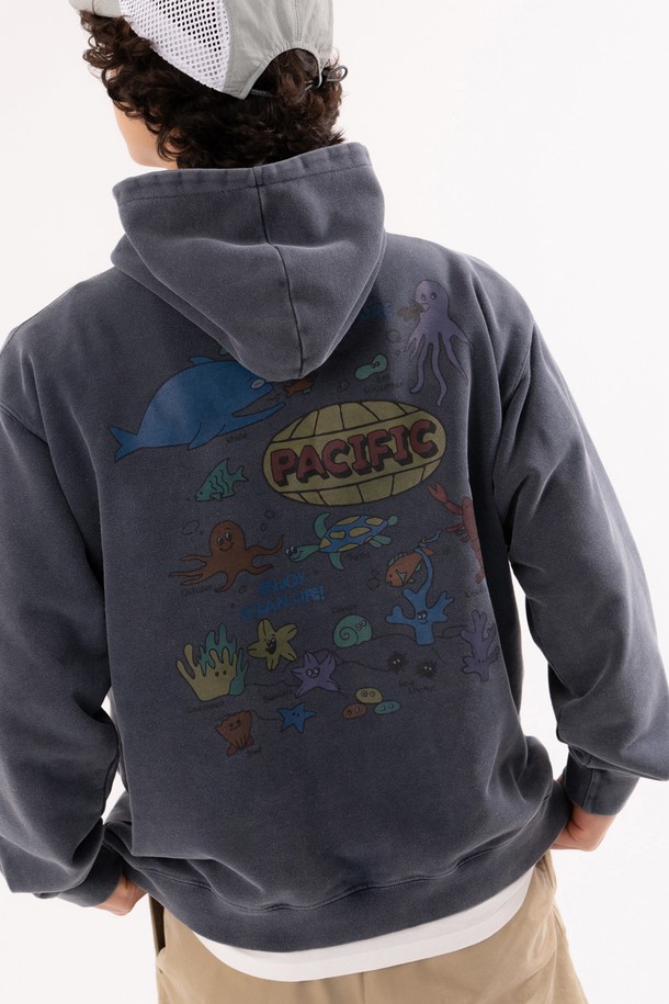 네이비 컬러의 인조이 오션 라이프 후드티는 캐주얼한 스타일을 선호하는 여성 및 남성을 위한 상의입니다. 면 70%와 폴리에스터 30%의 혼방 소재로 제작되어 부드러운 촉감을 자랑하며, 봄, 가을, 겨울 계절에 착용하기 좋습니다. 루즈핏과 레귤러 기장으로 편안한 착용감을 제공하며, UNDERWATER ODYSSEY 테마 그래픽과 라바 나염 프린트가 특징입니다. 슬트바이오 워싱 가공과 THREE-NEEDLE STITCH 봉제로 내구성을 높였으며, 집콕룩, 겨울 데일리룩, 가을 나들이룩 등 다양한 TPO에 활용할 수 있습니다.
