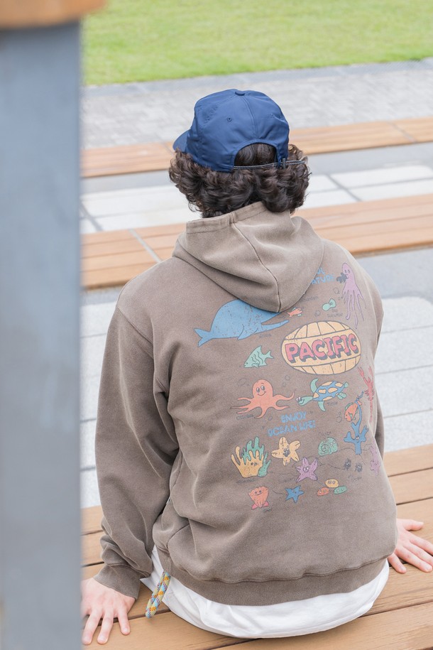 인조이 오션 라이프 후드티 (브라운)는 부드러운 면과 폴리에스테르 혼방 소재로 제작되어 편안한 착용감을 선사합니다. 앞뒤 해양 생물 테마의 그래픽 프린트와 크랙 기법이 돋보이며, 릴랙스핏과 두꺼운 두께감으로 캐주얼 및 스트릿 스타일을 연출하기 좋습니다. 봄, 가을, 겨울철 동네 마실룩이나 캠핑룩에 활용하기 좋은 아이템입니다.
