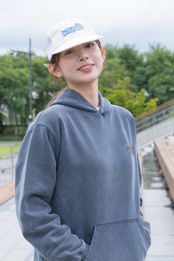 피스 러너스 캡 (크림)은 러닝과 아웃도어 활동에 최적화된 캡모자입니다. 얇고 가벼운 리프스탑 나일론 소재와 통기성이 뛰어난 메쉬 패널, 속건 기능으로 쾌적한 착용감을 선사하며, 스트레치 스트랩으로 사이즈 조절이 용이합니다. 깔끔한 크림 컬러에 로고와 자수, "RUN MORE WORRY LESS" 메시지 프린팅이 돋보이며, 스포티, 캐주얼, 미니멀 스타일을 연출하기 좋습니다.
