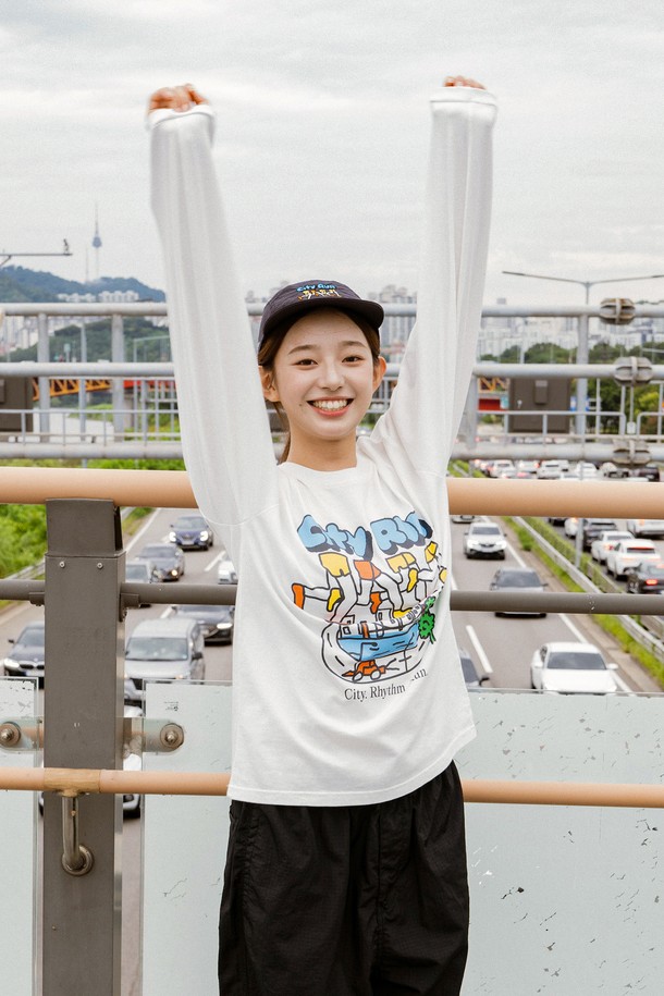 오프 화이트 색상의 시티 런 긴팔 티셔츠입니다. 남녀 공용으로, 러닝, 운동, 일상에서 활용하기 좋은 아이템입니다. 부드러운 면 소재로 제작되어 여름철에도 시원하게 착용 가능하며, 레귤러핏 또는 오버핏으로 편안한 착용감을 선사합니다. 스포티, 캐주얼, 미니멀 스타일을 모두 소화하며, THREE-NEEDLE STITCH 기법으로 내구성을 높였습니다. 고급 나염 기법의 프린팅과 뒤틀림이 적은 원사를 사용하여 퀄리티를 높였으며, 라운드넥, 긴소매 디자인으로 러닝룩, 휴가룩, 여행룩 등 다양한 TPO에 맞춰 코디할 수 있습니다.
