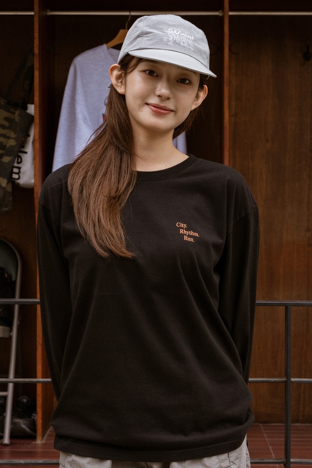 시티 런 긴팔 티셔츠 (블랙)는 러닝, 일상, 피트니스 활동에 적합한 남녀 공용 긴팔 티셔츠입니다. 부드러운 면 소재로 제작되어 얇고 가벼운 착용감을 제공하며, 봄, 여름 시즌에 활용하기 좋습니다. 오버핏 또는 루즈핏으로 편안하게 착용할 수 있으며, 라운드넥 디자인에 블랙 컬러, 스포티하고 캐주얼한 스타일을 연출합니다. THREE-NEEDLE STITCH 공법과 고품질 러버 프린팅, 프린팅 라벨 디자인으로 마감하여 내구성과 디자인 완성도를 높였습니다. 흡습 기능이 있어 쾌적하게 활동할 수 있습니다.
