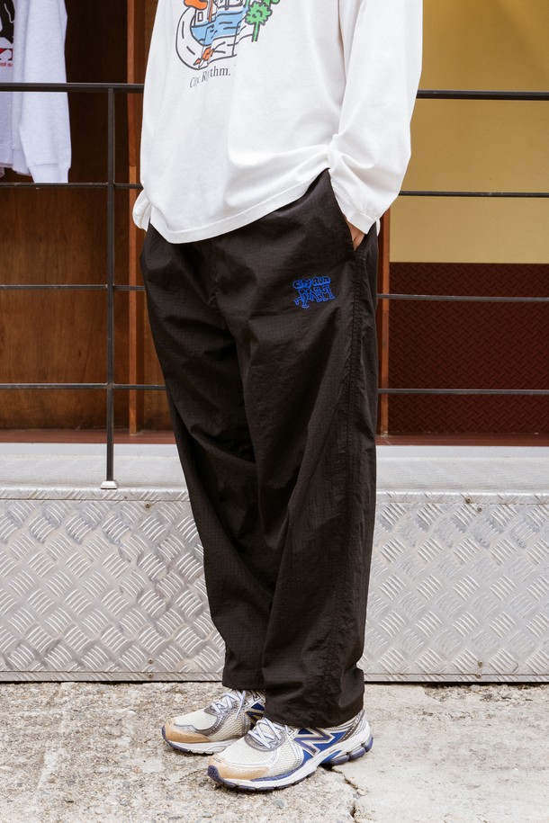 클라우드 러너 팬츠 (블랙)는 남녀 모두 착용 가능한 사계절용 러닝 팬츠입니다. 경량의 나일론 소재와 신축성 있는 기능으로 편안한 착용감을 제공하며, 더블 립스탑 원단으로 내구성을 강화했습니다. 레귤러핏으로 제작되었으며, 스포티하면서도 미니멀한 스타일을 연출합니다. 러닝룩 또는 운동, 일상복으로 활용하기 좋으며, 자수 로고 디테일이 돋보입니다. 얇고 부드러운 촉감의 블랙 컬러 팬츠입니다.
