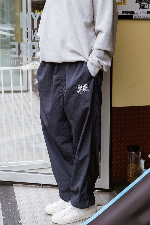 클라우드 러너 팬츠 (네이비)는 러닝과 피트니스 활동에 적합한 여성 및 남성용 긴바지입니다. 스포티한 스타일의 이 바지는 사계절 내내 착용 가능하며, 얇은 두께감과 오버핏 또는 레귤러핏으로 편안한 착용감을 제공합니다. 내구성이 강화된 더블 립스탑 원단과 자수 디테일이 특징이며, 세탁 후에도 형태가 유지됩니다. 밴딩 처리로 활동성을 높였으며, 미니멀한 디자인과 스퀘어 패턴이 돋보입니다.
