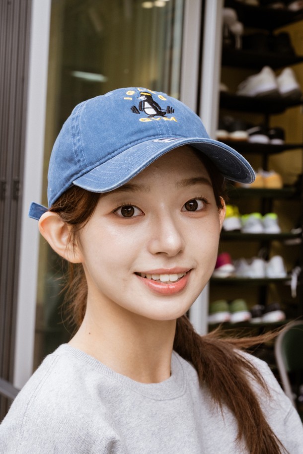 이글루 짐 워싱 볼캡 (네이비)는 캐주얼, 미니멀, 스포티 스타일을 즐겨 입는 분들을 위한 모자입니다. 피그먼트 워싱 처리된 네이비 컬러의 면 소재로 제작되어 부드러운 촉감을 선사하며, 봄, 여름, 가을 계절에 착용하기 좋습니다. 일상복이나 피트니스룩, 산책룩에 매치하여 편안하면서도 스타일리시한 연출이 가능합니다. 6패널 구조에 면 자수 디테일이 더해져 포인트를 주며, 사이즈 조절 기능으로 편안하게 착용할 수 있습니다. OTA CAP 기반으로 제작되었습니다.
