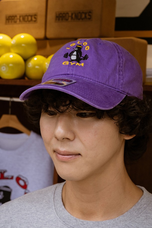 이글루 짐 워싱 볼캡 (퍼플)은 편안한 착용감과 스타일리시함을 동시에 갖춘 볼캡입니다. 부드러운 면 소재로 제작되어 봄, 여름, 가을 계절에 착용하기 좋으며, 일상 및 스포츠 활동 시에도 활용 가능합니다. 6패널 로우 프로파일 구조와 DAD HAT 스타일로, 캐주얼, 미니멀, 스트리트 스타일을 즐기는 분들께 추천합니다. 워싱 피그먼트 처리된 퍼플 컬러가 빈티지한 매력을 더하며, 자수 로고 디테일이 포인트입니다. 사이즈 조절 기능으로 누구나 편안하게 착용할 수 있습니다.
