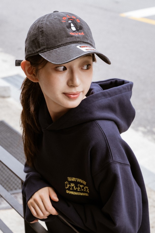 이글루 짐 워싱 볼캡 (블랙)은 남녀 모두 착용 가능한, 캐주얼, 미니멀, 스포티 스타일의 볼캡입니다. 부드러운 면 소재로 제작되어 편안한 착용감을 선사하며, 사계절 내내 활용 가능합니다. 로우프로파일 디자인에 6패널 구조, 피그먼트 워싱 처리, DAD HAT 스타일과 OTTO CAP 베이스를 사용하여 트렌디함을 더했습니다. 피트니스룩에 완벽하게 어울리며, 자수 디테일로 포인트를 주어 개성을 표현할 수 있습니다. 블랙 컬러로 어떤 스타일에도 쉽게 매치하여 데일리룩을 완성해보세요.
