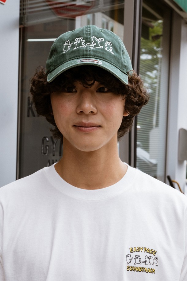 "이지 페이스 워싱 볼캡 (그린)"은 부드러운 면 소재로 제작되어 편안한 착용감을 선사합니다. 6패널 구조에 DAD HAT 스타일로 제작되었으며, 로우프로파일 모자 깊이와 일반 챙 넓이로 디자인되었습니다. 피그먼트 워싱 처리된 그린 컬러에 고양이와 강아지 캐릭터 자수, CRUDDY 콜라보레이션, GOOD ENERGY 프로젝트가 더해져 유니크함을 더합니다. 캐주얼, 스트리트, 미니멀 룩에 매치하여 동네 마실룩, 산책룩, 여행룩 등 다양한 TPO에 활용할 수 있습니다.
