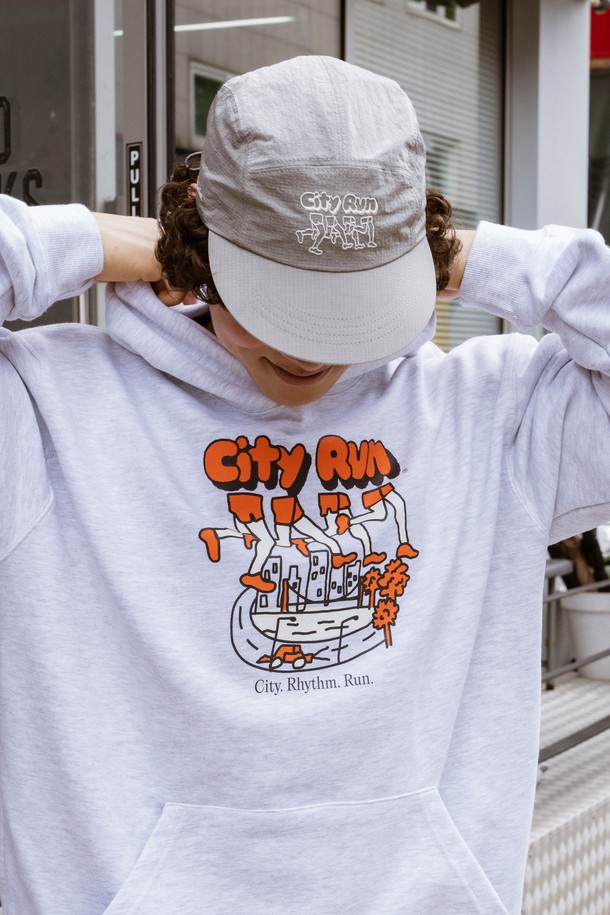 시티 러너스 캡 (그레이)은 러닝, 일상, 야간 활동에 적합한 모자입니다. 가볍고 통기성이 우수한 나일론 소재로 제작되었으며, 부드러운 촉감을 자랑합니다. 반사 기능을 갖춰 야간 활동 시 안전성을 높였으며, EVA 폼 챙으로 편안한 착용감을 제공합니다. 흡습, 속건 기능으로 쾌적함을 유지하며, 무광 면사 자수 로고 디자인이 돋보입니다. 스포티, 캐주얼, 미니멀 스타일의 러닝룩과 산책룩에 매치하기 좋습니다.
