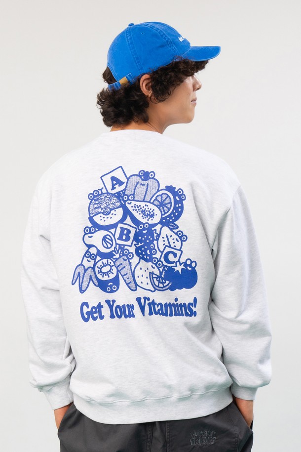 "비타민 스웻셔츠 (1% 멜란지)"는 2025 F/W 시즌, CRUDDY 디자인 스튜디오와의 콜라보레이션을 통해 탄생한 남녀 공용 스웻셔츠입니다. 부드러운 촉감의 면, 폴리에스테르 혼방 소재로 제작되어 흡습 및 속건 기능이 뛰어나 쾌적한 착용감을 선사합니다. 플랫심 스티치 공법과 러버프린트 기법으로 완성된 과일 모티프 디자인은 캐주얼, 미니멀, 스트리트 스타일을 모두 아우르는 매력을 발산합니다. 오버핏, 릴랙스핏의 넉넉한 핏과 라운드넥 디자인으로 편안한 착용감을 제공하며, 일상, 집콕룩, 산책룩 등 다양한 TPO에 활용 가능합니다.
