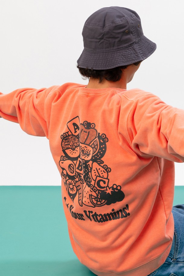 눈부신 햇살을 닮은 비타민 스웻셔츠 (피그먼트 오렌지)입니다. 부드러운 면과 폴리에스테르 혼방 소재로 제작되어 넉넉한 오버핏 실루엣과 두꺼운 두께감으로 편안한 착용감을 선사합니다. 봄, 가을 시즌 캐주얼 룩을 완성하며, 흡습 및 속건 기능으로 쾌적함을 유지합니다. 피그먼트 워싱 처리와 러버 프린트, CRUDDY 디자인 스튜디오 콜라보레이션, GOOD ENERGY 프로젝트 아트워크, 플랫심 스티치 공법 등 섬세한 디테일이 돋보입니다. 라운드넥과 긴 소매 디자인으로, 봄 소풍룩이나 캠핑룩, 혹은 스트리트, 시티보이 스타일을 연출하기 좋습니다.
