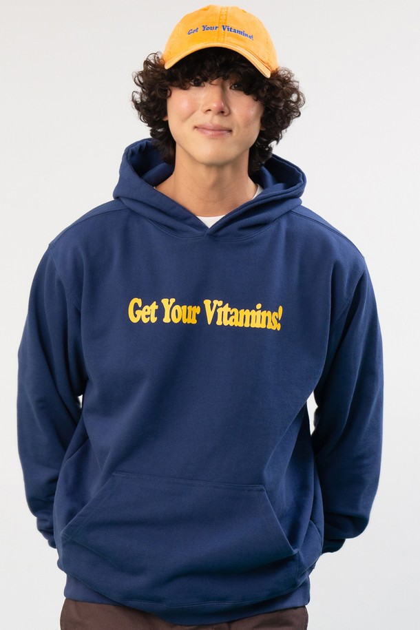 **비타민 후드티 (퍼플 네이비)**

캐주얼, 스트릿, 시티보이 스타일을 위한 비타민 후드티입니다. 봄, 가을, 겨울 모두 착용 가능하며, 두꺼운 두께감으로 따뜻함을 더합니다. 면과 폴리에스테르 혼방 소재로 제작되어 부드러운 촉감을 선사합니다. 플랫심 스티치 공법과 Good Energy 프로젝트 그래픽, CRUDDY 디자인 스튜디오 콜라보, 러버 프린트 기법, 과일 테마 아트워크가 돋보입니다. 오버핏과 루즈핏으로 편안하게 착용 가능하며, 캠핑룩과 산책룩에 활용하기 좋습니다.
