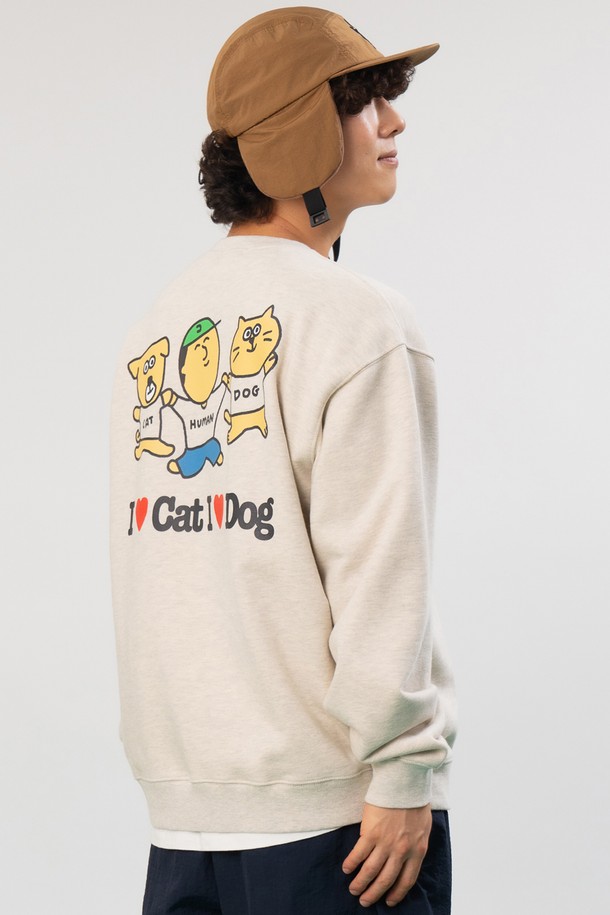 사랑스러운 고양이와 강아지 캐릭터 디자인이 돋보이는 "아이러브 캣 & 독" 스웻셔츠입니다. 오트밀 헤더 컬러의 부드러운 면과 폴리에스터 혼방 소재로 제작되어 편안한 착용감을 선사합니다. 루즈핏으로 제작되어 편안하게 입을 수 있으며, 라운드넥과 긴 소매 기장으로 간절기부터 겨울까지 따뜻하게 착용 가능합니다. 플랫심 스티치 마감으로 깔끔함을 더했으며, 흡습 및 속건 기능으로 쾌적함을 유지해 줍니다. 집콕룩, 산책룩 등 캐주얼하고 미니멀한 스타일을 연출하기에 좋은 아이템입니다.
