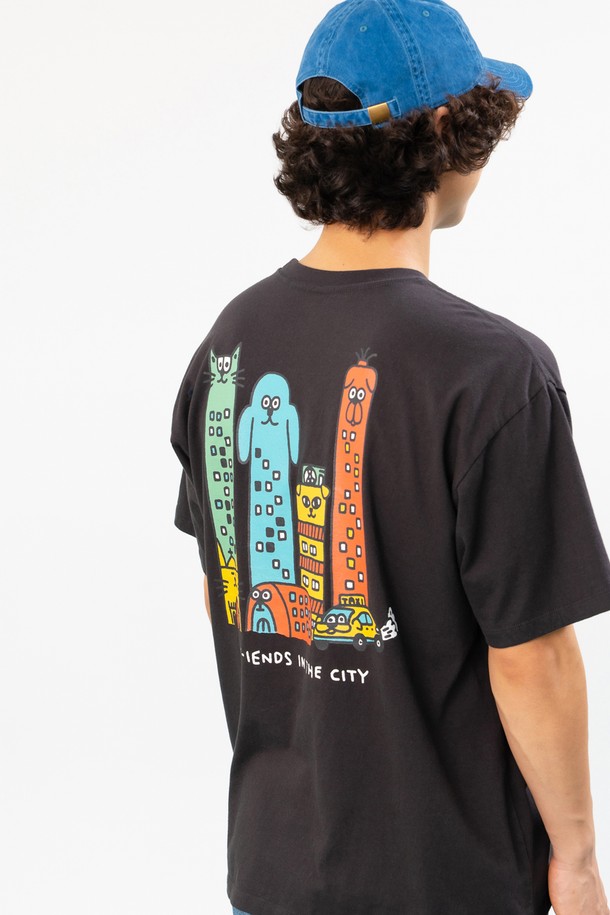 "퍼-랜드" 티셔츠 (젯 블랙)는 부드러운 면 소재로 제작되어 편안한 착용감을 선사합니다. 라운드넥에 오버핏 또는 릴랙스핏으로 연출하여 캐주얼, 미니멀, 스트리트 스타일을 모두 소화할 수 있습니다. 얇은 두께감으로 봄, 여름 시즌에 적합하며, 고품질 러버 프린트와 캐릭터 패턴으로 포인트를 더했습니다. 반소매 디자인과 삼봉 스티치 어깨 마감, 이중 스티치 소매단 및 밑단 마감으로 튼튼하게 제작되었습니다. 산책룩이나 집콕룩 등 다양한 TPO에 활용 가능합니다.
