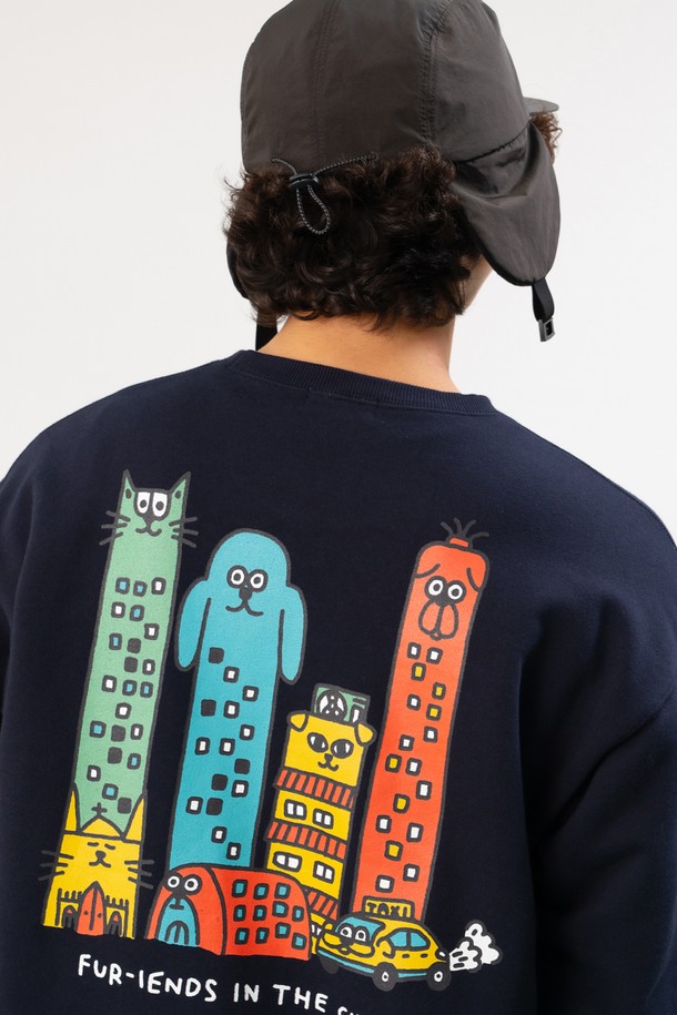 퍼-랜드 스웻셔츠 (다크 네이비)는 부드러운 촉감의 면과 폴리에스테르 혼방 소재로 제작되어 봄, 가을, 겨울철에 착용하기 좋습니다. 도시적인 펫 디자인의 프린트와 오버핏으로 캐주얼, 스트릿 스타일을 연출하며, 플랫심 스티치 공법과 러버 프린트 기법으로 내구성을 높였습니다. 넉넉한 두께감과 흡습, 속건 기능으로 편안함을 제공하며, 세탁 후 색바램을 최소화하여 오래도록 유지할 수 있습니다. 캠핑룩, 산책룩 등 다양한 TPO에 활용 가능하며, 라운드넥과 긴소매 디자인으로 어떤 스타일에도 쉽게 매치할 수 있습니다.
