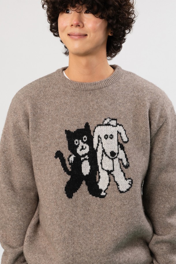 미야오 & 우프 니트 (파인 우드)는 부드러운 촉감의 울 혼방 소재로 제작되어 가을, 겨울철 따뜻하게 입을 수 있는 남녀 공용 니트입니다. 귀여운 미야오와 우프 캐릭터 자카드 패턴이 돋보이며, 오버핏 또는 레귤러핏으로 캐주얼한 스타일을 연출합니다. 라운드넥에 긴 소매 기장, 두꺼운 두께감으로 포근함을 더했습니다. 데이트룩, 모임룩 등 다양한 TPO에 활용 가능하며, 캐주얼, 클래식, 미니멀 스타일을 즐겨 입는 분들께 추천합니다. 입체적인 텍스처와 브라운 컬러의 조화가 세련된 분위기를 자아냅니다.
