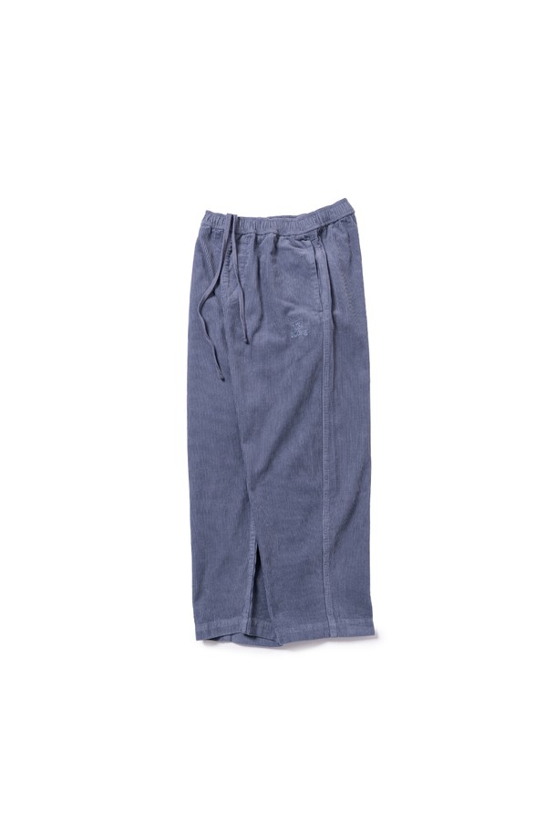 도그 워커 코듀로이 팬츠 (블루)는 부드러운 촉감의 코듀로이 소재로 제작되어 가을, 겨울 시즌에 따뜻하게 착용하기 좋은 긴바지입니다. 캐주얼, 클래식, 미니멀 스타일을 모두 소화할 수 있으며, 출근룩으로도 활용 가능한 디자인입니다. 톤 다운된 블루 컬러의 무지 디자인으로, 다양한 상의와 쉽게 매치할 수 있습니다. 두께감 있는 코듀로이 소재는 포근함을 더하며, 편안한 착용감을 선사합니다.
