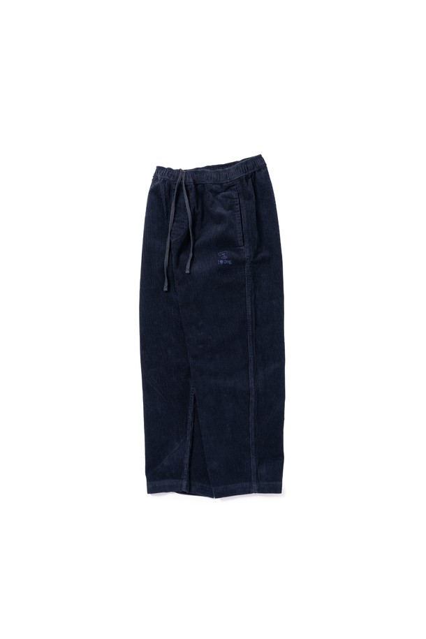 도그 워커 코듀로이 팬츠 (네이비)는 가을, 겨울철 일상과 출근, 산책룩에 모두 잘 어울리는 남성용 바지입니다. 부드러운 촉감의 두꺼운 코듀로이 소재로 제작되어 따뜻하고 편안한 착용감을 선사합니다. 베이직하고 캐주얼한 스타일로 다양한 상의와 매치하기 좋으며, 레귤러핏으로 편안한 활동성을 보장합니다. 허리 밴딩 처리와 실용적인 포켓 디테일이 더해져 실용성을 높였습니다. 톤 다운된 네이비 컬러로, 어떤 룩에도 자연스럽게 스며들어 세련된 스타일을 연출할 수 있습니다.
