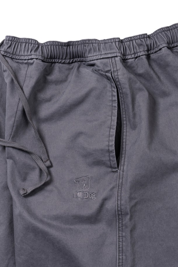 도그 워커 코튼팬츠 (슬레이트)는 남성을 위한 숏 기장의 면 소재 바지입니다. 봄, 여름, 가을 세 계절 모두 착용 가능하며, 레귤러핏으로 편안한 착용감을 선사합니다. 얇은 두께감과 부드러운 촉감으로 제작되어 산책룩, 여행룩, 캐주얼, 미니멀, 클래식 스타일을 연출하기 좋습니다. 무지 디자인에 밴딩 처리와 포켓 디테일이 더해져 실용성을 높였습니다. 
