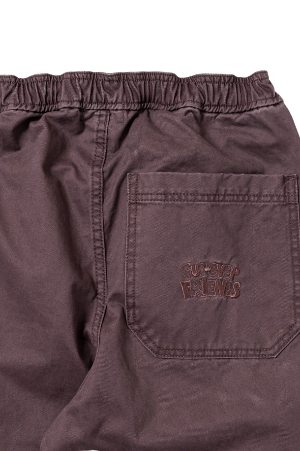 도그 워커 코튼팬츠 (버건디)는 남녀 모두 착용 가능한 캐주얼 코튼 팬츠입니다. 봄, 여름, 가을 세 계절에 걸쳐 활용 가능하며, 출근룩과 비즈니스 캐주얼에도 잘 어울립니다. 미니멀, 클래식 스타일을 선호하는 분들께 추천하며, 무지 디자인의 긴 기장으로 다양한 상의와 매치하기 좋습니다. 버건디 컬러로 세련된 분위기를 연출할 수 있습니다.
