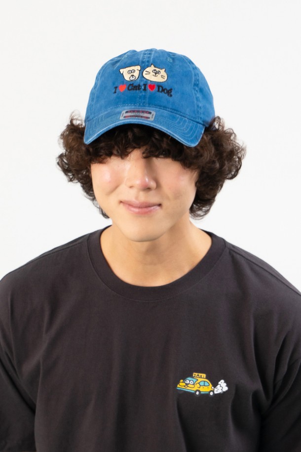"아이러브 캣 & 독 워싱 볼캡 (스카이 블루)"는 싱가포르 디자인 스튜디오 CRUDDY와의 콜라보레이션으로 탄생한, 반려동물을 모티브로 한 모자입니다. 부드러운 면 소재에 빈티지 피그먼트 워싱 처리하여 편안한 착용감을 선사하며, GOOD ENERGY 프로젝트를 통해 특별함을 더했습니다. 스카이 블루 컬러와 귀여운 캐릭터 프린트, 고급 자수실로 표현된 디자인이 돋보입니다. 일상룩, 산책룩, 여행룩 등 다양한 TPO에 캐주얼, 미니멀, 스트리트 스타일을 더해 개성 있는 연출을 완성해보세요.
