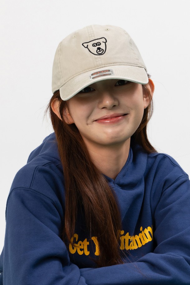 "아이러브 독 워싱 볼캡 (스톤그레이)"는 부드러운 면 소재로 제작되어 편안한 착용감을 제공합니다. 빈티지한 피그먼트 워싱 기법으로 은은한 멋을 더했으며, 귀여운 반려동물 모티브의 자수 디자인이 돋보입니다. 산책룩, 캐주얼, 미니멀 스타일 모두에 잘 어울리며, 봄, 여름, 가을 계절에 활용하기 좋습니다. 고급 자수실과 재생 섬유를 사용하여 제작하여, 퀄리티를 높였습니다. 스톤그레이 컬러는 어떤 옷에도 매치하기 용이하여 데일리 아이템으로 추천합니다.
