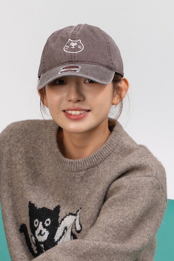 아이러브 캣 워싱 볼캡 (브라운)은 캐주얼하고 스트리트 스타일을 위한 모자입니다. 사계절 착용 가능하며, 공용으로 제작되었습니다. 부드러운 면 소재로 제작되어 편안한 착용감을 선사합니다. 챙 넓이는 7cm이며, 빈티지 피그먼트 워싱 처리로 자연스러운 멋을 더했습니다. 친환경 재생섬유 자수사를 사용한 자수 디자인과 CRUDDY 콜라보레이션으로 특별함을 더한 볼캡입니다.
