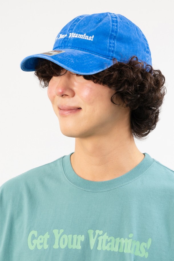 산뜻한 로얄 블루 컬러가 돋보이는 비타민 워싱 볼캡입니다. 부드러운 면 소재에 빈티지 워싱 처리하여 편안한 착용감을 선사합니다. 과일 테마 그래픽과 건강 테마 디자인의 자수 및 프린트가 특징이며, CRUDDY 콜라보레이션으로 특별함을 더했습니다. 7cm 깊이의 모자에 사이즈 조절이 가능하여 봄, 여름, 가을 어떤 계절에도, 캠핑룩이나 봄 소풍룩 등 다양한 TPO에 캐주얼, 미니멀, 스트리트 스타일로 연출하기 좋습니다.
