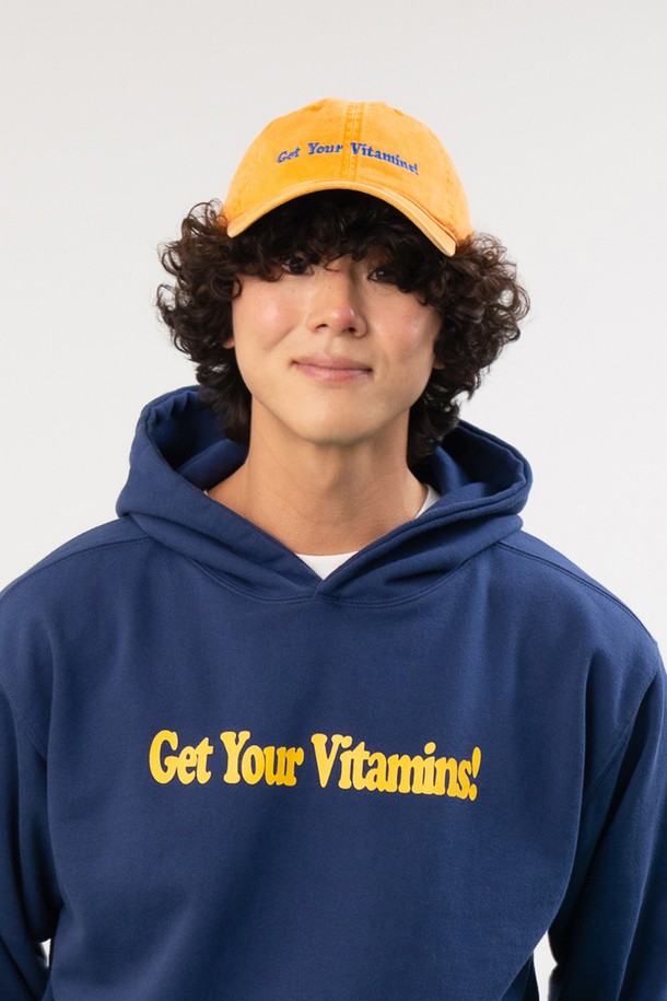 비타민 워싱 볼캡 (오렌지)은 2025 F/W 시즌 'Health' 테마를 담아, 일상 속 산책룩, 캠핑룩 등 캐주얼, 미니멀, 클래식 스타일을 연출하기 좋습니다. 부드러운 촉감의 면 소재를 사용하여 가을, 겨울 시즌에 착용하기 적합하며, 프리미엄 OTTO 원단을 통해 뛰어난 착용감을 제공합니다. CRUDDY 디자인 스튜디오와의 콜라보레이션으로 탄생한, 건강과 웰니스를 연결하는 과일 테마 아트워크 자수 및 빈티지 워싱 디자인이 특징입니다. 자연 기반 재생 섬유로 만든 프리미엄 실로 섬세하게 표현된 자수 디테일이 돋보이는 볼캡입니다.
