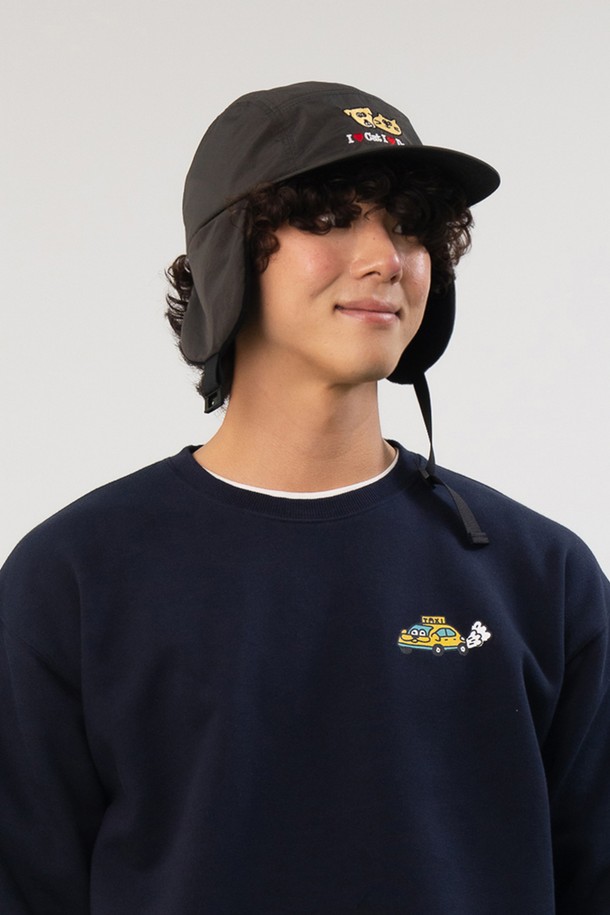 **아이러브 캣/독 귀돌이모자 (블랙)**

쌀쌀한 겨울, 당신의 산책룩을 책임질 아이러브 캣/독 귀돌이모자 (블랙)입니다. 나일론과 폴리에스테르 혼방 소재로 제작되어 부드러운 촉감과 뛰어난 보온성을 자랑합니다. 깊은 모자 깊이와 귀덮개 사이즈 확대로 더욱 따뜻하게 착용할 수 있으며, 방수 기능까지 갖춰 눈, 비 오는 날에도 안심하고 사용할 수 있습니다. 빈티지 스톤워싱 처리와 플리스 안감, 그리고 싱가포르 디자인 스튜디오 CRUDDY와의 콜라보레이션으로 디자인 완성도를 높였습니다. 캐주얼, 미니멀, 클래식 스타일의 산책룩에 매치하여 개성 있는 스타일을 연출해 보세요.
