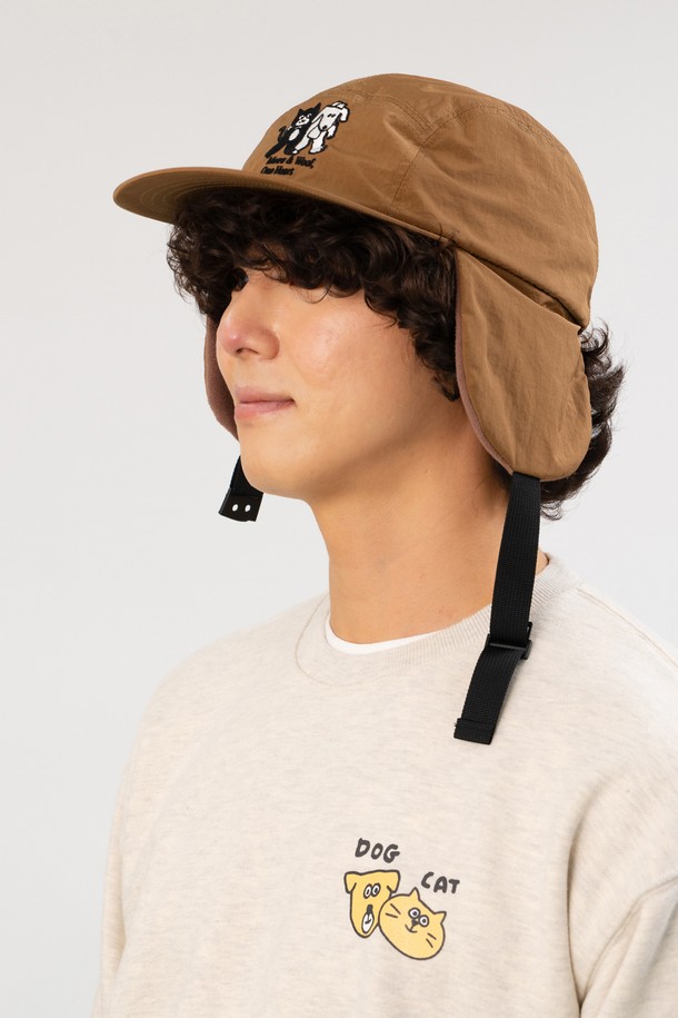 미야오 & 우프(MIAOU & OUF) 귀돌이모자 (탄)은 겨울철 추위로부터 아이들을 따뜻하게 보호해 주는 모자입니다. 부드러운 촉감의 나일론과 폴리에스테르 소재로 제작되었으며, 특히 빈티지 스톤워싱 가공과 내부 플리스 안감으로 보온성을 높였습니다. 귀를 덮는 디자인과 스트랩 디테일로 활동적인 아이들도 편안하게 착용할 수 있으며 사이즈 조절이 가능합니다. 싱가포르 디자인 스튜디오 CRUDDY와의 콜라보레이션으로 탄생한, 캐릭터 자수 패턴이 돋보이는 캐주얼하고 클래식한 디자인입니다. 산책룩, 여행룩 등 다양한 스타일에 매치하여 겨울철 스타일을 완성해보세요.
