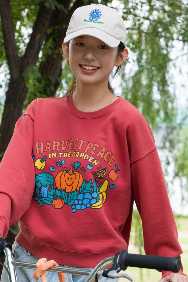 하베스트 피스 우먼 스웻 셔츠는 캐주얼하고 미니멀한 스타일을 추구하는 여성들을 위한 가을/겨울 시즌 필수 아이템입니다. 70% 면과 30% 폴리에스터 혼방 소재로 제작되어 부드러운 촉감과 두꺼운 두께감으로 따뜻하게 착용 가능합니다. 솔트 바이오 워싱 처리로 자연스러운 멋을 살렸으며, 라운드넥에 크롭 기장으로 트렌디함을 더했습니다. 레드 컬러 바탕에 로고 프린트가 돋보이며, 3중 바늘 스티치와 러버 프린트 기법으로 퀄리티를 높였습니다. 겨울 데일리룩, 집콕룩, 동네 마실룩 등 다양한 TPO에 활용하여 편안하고 스타일리시한 룩을 연출해보세요.
