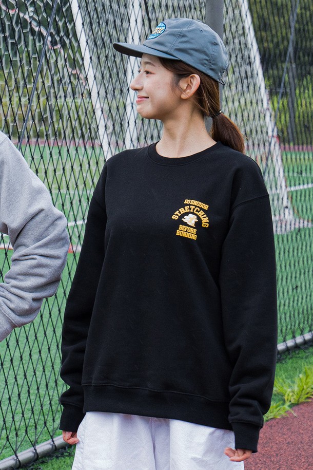 스트레칭 펭귄 스웻셔츠 (블랙)는 러닝룩과 겨울 데일리룩에 활용하기 좋은 스포티하고 캐주얼한 스타일의 상의입니다. 면과 폴리에스테르 혼방의 두꺼운 소재로 제작되어 부드러운 촉감과 흡습, 속건 기능을 제공하며 가을, 겨울 시즌에 적합합니다. 펭귄 캐릭터 디자인과 스트레칭 가이드 그래픽이 특징이며, 레귤러핏과 오버핏으로 다양한 연출이 가능합니다. 라운드넥, 긴소매 디자인에 퍼프 프린트, 러버 프린트 가공, 그리고 3침 스티치 공법으로 제작되어 내구성을 높였습니다. 남녀 모두 착용 가능하며, 일상복으로도 활용도가 높습니다.
