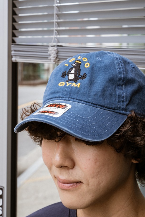 이글루 짐 워싱 볼캡 (네이비)는 캐주얼, 미니멀, 스포티 스타일을 즐겨 입는 분들을 위한 모자입니다. 피그먼트 워싱 처리된 네이비 컬러의 면 소재로 제작되어 부드러운 촉감을 선사하며, 봄, 여름, 가을 계절에 착용하기 좋습니다. 일상복이나 피트니스룩, 산책룩에 매치하여 편안하면서도 스타일리시한 연출이 가능합니다. 6패널 구조에 면 자수 디테일이 더해져 포인트를 주며, 사이즈 조절 기능으로 편안하게 착용할 수 있습니다. OTA CAP 기반으로 제작되었습니다.
