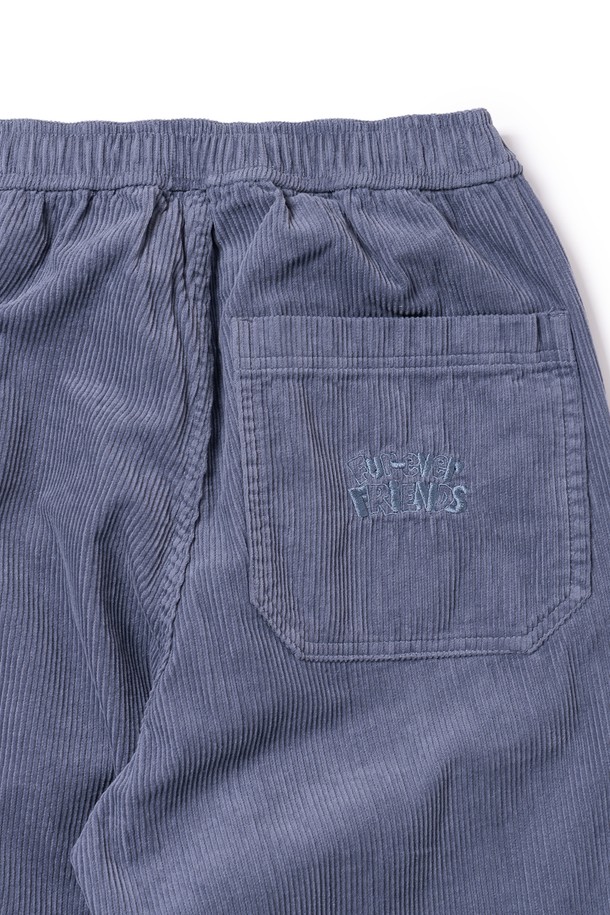 도그 워커 코듀로이 팬츠 (블루)는 부드러운 촉감의 코듀로이 소재로 제작되어 가을, 겨울 시즌에 따뜻하게 착용하기 좋은 긴바지입니다. 캐주얼, 클래식, 미니멀 스타일을 모두 소화할 수 있으며, 출근룩으로도 활용 가능한 디자인입니다. 톤 다운된 블루 컬러의 무지 디자인으로, 다양한 상의와 쉽게 매치할 수 있습니다. 두께감 있는 코듀로이 소재는 포근함을 더하며, 편안한 착용감을 선사합니다.
