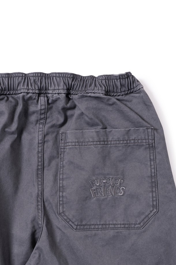 도그 워커 코튼팬츠 (슬레이트)는 남성을 위한 숏 기장의 면 소재 바지입니다. 봄, 여름, 가을 세 계절 모두 착용 가능하며, 레귤러핏으로 편안한 착용감을 선사합니다. 얇은 두께감과 부드러운 촉감으로 제작되어 산책룩, 여행룩, 캐주얼, 미니멀, 클래식 스타일을 연출하기 좋습니다. 무지 디자인에 밴딩 처리와 포켓 디테일이 더해져 실용성을 높였습니다. 
