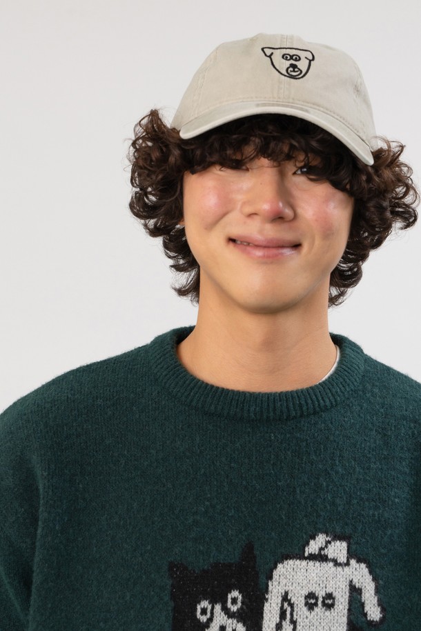 "아이러브 독 워싱 볼캡 (스톤그레이)"는 부드러운 면 소재로 제작되어 편안한 착용감을 제공합니다. 빈티지한 피그먼트 워싱 기법으로 은은한 멋을 더했으며, 귀여운 반려동물 모티브의 자수 디자인이 돋보입니다. 산책룩, 캐주얼, 미니멀 스타일 모두에 잘 어울리며, 봄, 여름, 가을 계절에 활용하기 좋습니다. 고급 자수실과 재생 섬유를 사용하여 제작하여, 퀄리티를 높였습니다. 스톤그레이 컬러는 어떤 옷에도 매치하기 용이하여 데일리 아이템으로 추천합니다.
