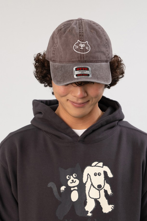 아이러브 캣 워싱 볼캡 (브라운)은 캐주얼하고 스트리트 스타일을 위한 모자입니다. 사계절 착용 가능하며, 공용으로 제작되었습니다. 부드러운 면 소재로 제작되어 편안한 착용감을 선사합니다. 챙 넓이는 7cm이며, 빈티지 피그먼트 워싱 처리로 자연스러운 멋을 더했습니다. 친환경 재생섬유 자수사를 사용한 자수 디자인과 CRUDDY 콜라보레이션으로 특별함을 더한 볼캡입니다.
