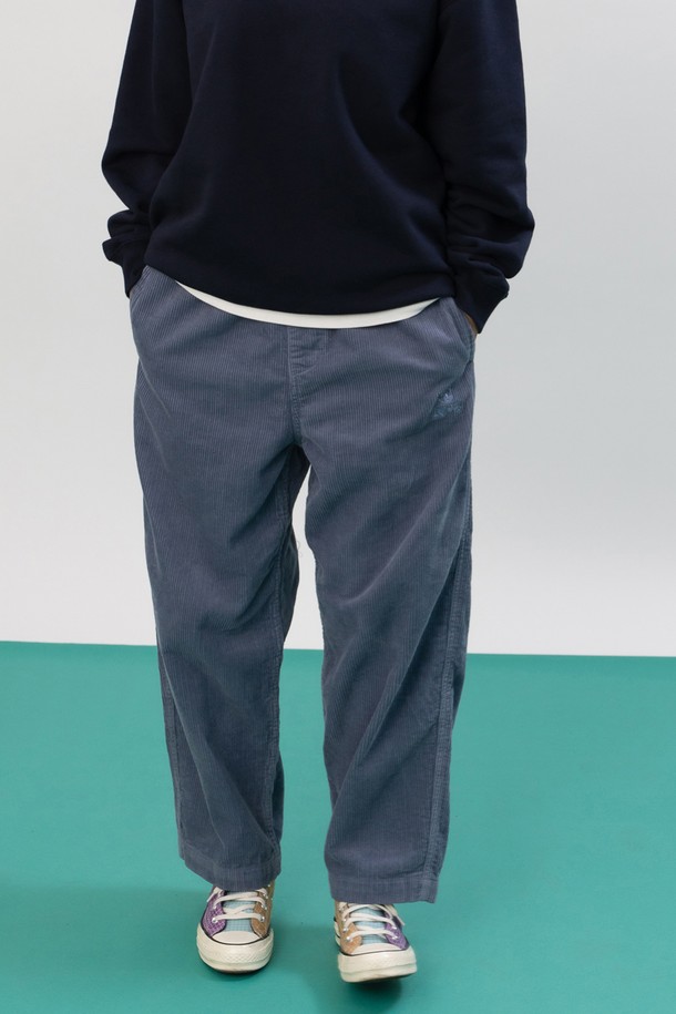도그 워커 코듀로이 팬츠 (블루)는 부드러운 촉감의 코듀로이 소재로 제작되어 가을, 겨울 시즌에 따뜻하게 착용하기 좋은 긴바지입니다. 캐주얼, 클래식, 미니멀 스타일을 모두 소화할 수 있으며, 출근룩으로도 활용 가능한 디자인입니다. 톤 다운된 블루 컬러의 무지 디자인으로, 다양한 상의와 쉽게 매치할 수 있습니다. 두께감 있는 코듀로이 소재는 포근함을 더하며, 편안한 착용감을 선사합니다.

