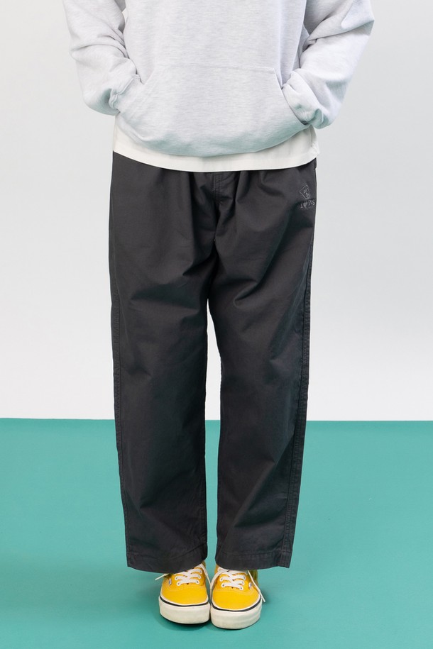 도그 워커 코튼팬츠 (슬레이트)는 남성을 위한 숏 기장의 면 소재 바지입니다. 봄, 여름, 가을 세 계절 모두 착용 가능하며, 레귤러핏으로 편안한 착용감을 선사합니다. 얇은 두께감과 부드러운 촉감으로 제작되어 산책룩, 여행룩, 캐주얼, 미니멀, 클래식 스타일을 연출하기 좋습니다. 무지 디자인에 밴딩 처리와 포켓 디테일이 더해져 실용성을 높였습니다. 
