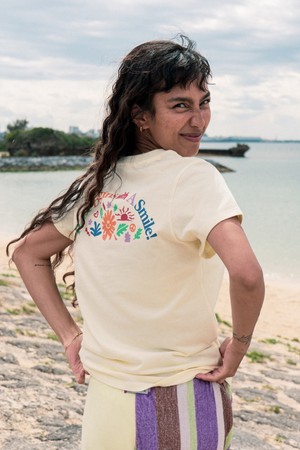 피스비긴즈 스마일 우먼  티셔츠 (크림)